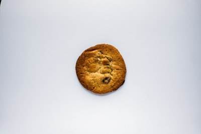 JWT Tokens con Cookies y Redis/en-Memory en una línea — autenticación y verificación segura