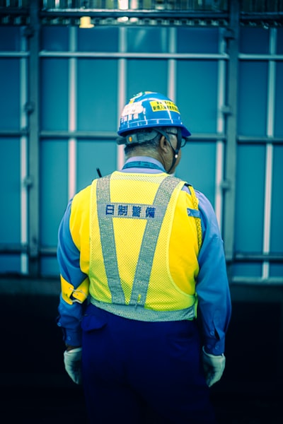 El trabajador agente cumple con las regulaciones de protección de datos