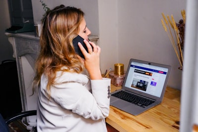 Diferencias entre chatbot y asistente virtual para empresas