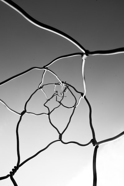 Principio de Incertidumbre Neural: Fragilidad Adversarial y Alucinación de LLM
