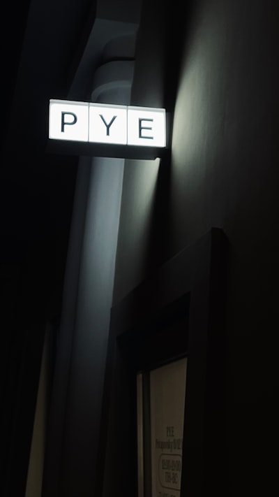 La mejor forma de contratar talento en IA para pymes en Sevilla