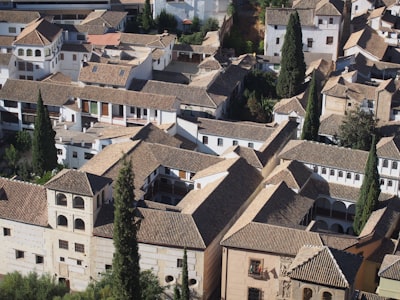 Las 100 empresas clave para construir tu GPT personalizado en Granada