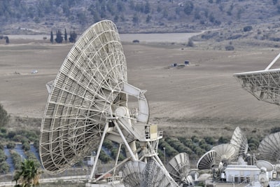 Enrutamiento óptimo para el aprendizaje federado en redes de satélite dinámicas