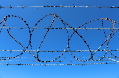 Marco de defensa para jailbreaks de LLM con alineación aumentada
