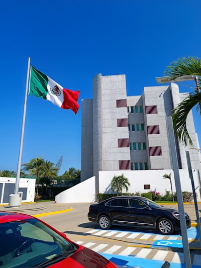 Memorias latentes dinámicas en agentes autoevolutivos