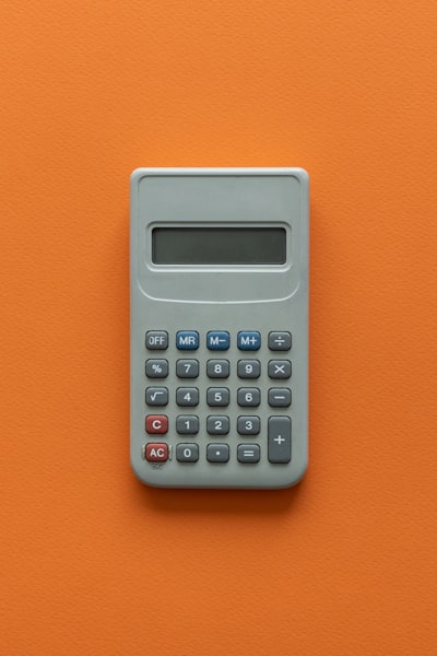 Calculadoras de retorno de inversión en automatización de negocios.