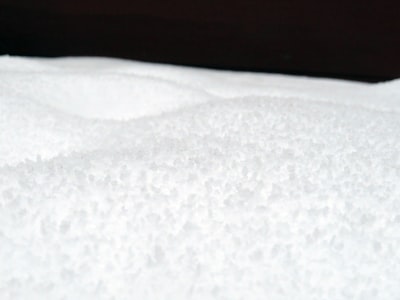Aislamiento de espuma en aerosol para un hogar confortable y eficiente.