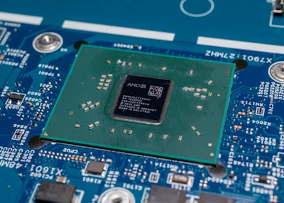 Intel se enfoca en GPUs para centros de datos ante cambios por IA.