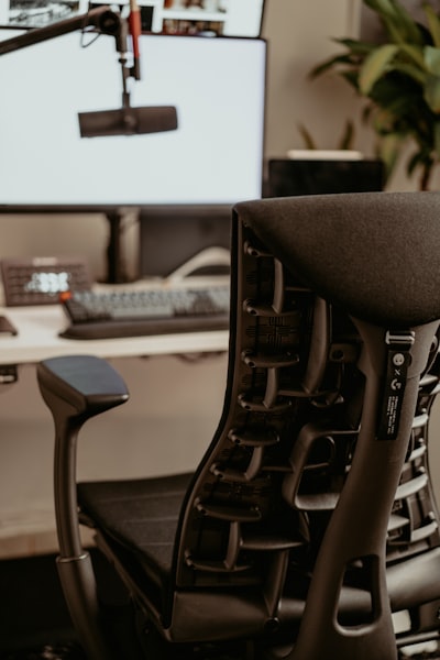¡Ahorra un 26% en este soporte para brazo de $33 y saca tu monitor de tu escritorio!
