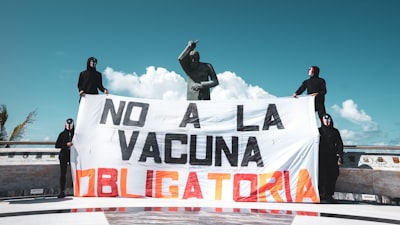 Mejorando la estimación de la matriz de covarianza en el descenso de gradiente estocástico