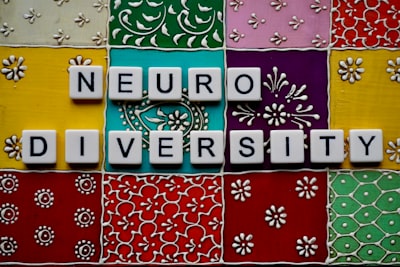 Marco neuro-simbólico para la rendición de cuentas en IA pública