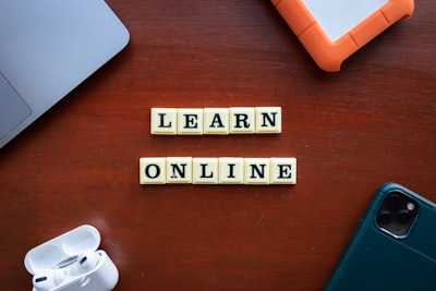 ¿La automatización de tutoría en línea predice tendencias comerciales?