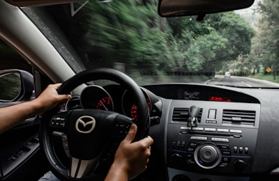 Diversión al volante sin gastar de más: sedán manual eficiente