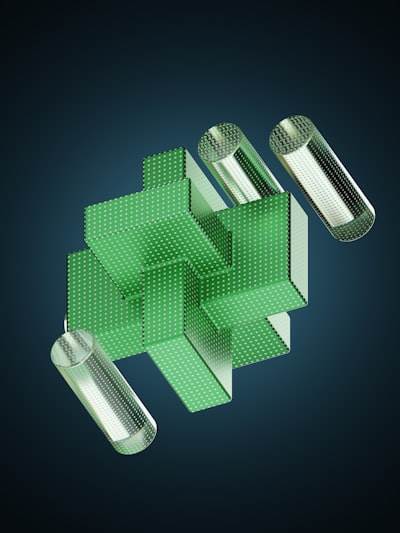 Control robusto de sistemas multiagente con filtros H-infinito adaptativos y lógica de conmutación