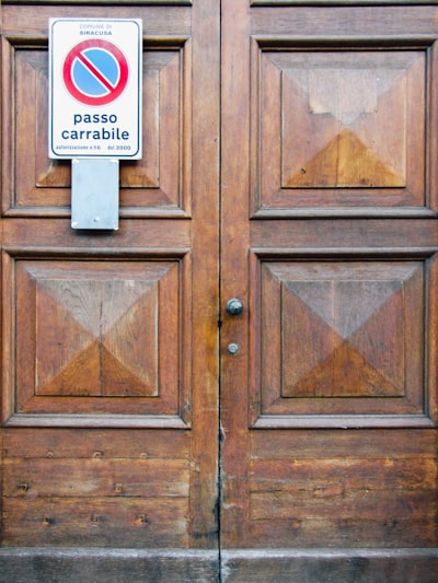 Verificación de propiedad mediante puertas traseras en modelos VLA