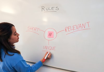 Adaptación de agentes de aprendizaje por refuerzo en espacios cambiantes