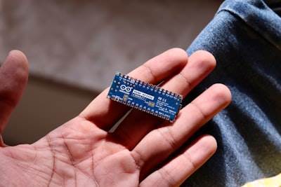 Optimización de la cuantización para el aprendizaje por refuerzo en hardware diminuto