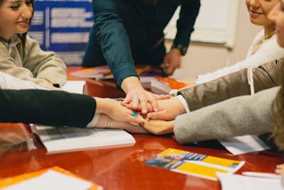 Cómo combinar recompensas globales y locales en aprendizaje multiagente