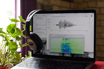 Mejora de la anonimización de hablantes en tiempo real con códec de audio neural.