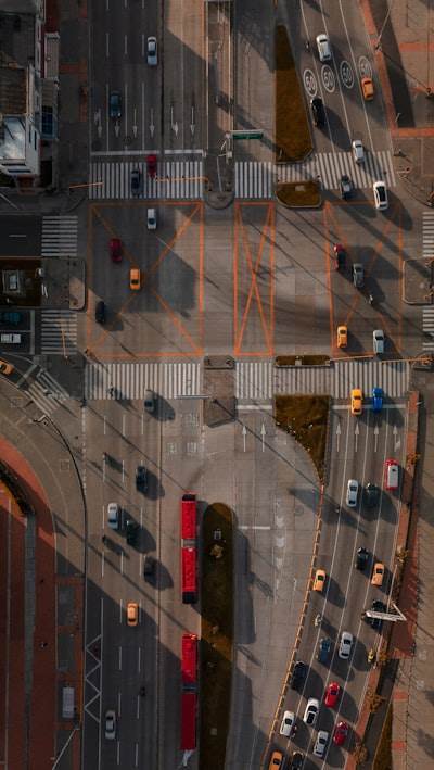 Comparación de simulación generativa para enrutamiento de movilidad aérea urbana autónoma