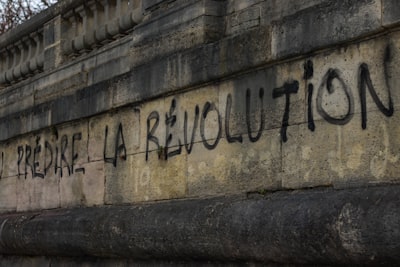 La Revolución de la IA en 2025: Redefiniendo el Comercio y el Trabajo
