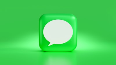 ¿Cómo la retroalimentación de los usuarios mejora el conocimiento empresarial del historial del chat?