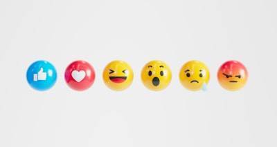 "Emociones y Diseño de Usuario: ¿Cómo Influyen en la Experiencia?"
Este título modifica el término "respuestas emocionales" por "emociones" para mejorar su impacto en SEO. También agrega una pregunta