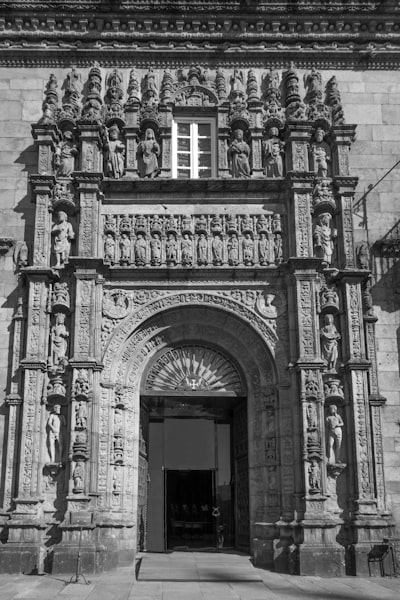 Estructura espectral y equivalencia objetiva de discriminantes Fisher multietiqueta ortogonales