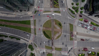 Aprendizaje de refuerzo causal para enrutamiento de movilidad aérea urbana autónoma