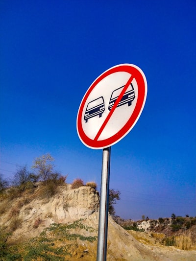Los vehículos autónomos y los drones siguen rápidamente las instrucciones de las señales de tráfico