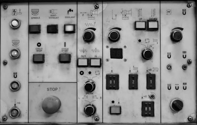 Construye un panel de control de mercado en tiempo real.