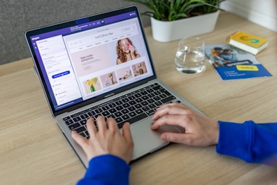 Resuelve consultas ambiguas con datos de usuario en e-commerce
