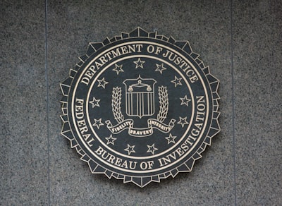 El FBI investiga brecha en herramientas de escuchas telefónicas