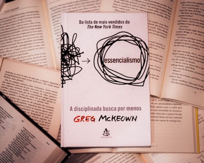Desencadenantes adversariales universales en IA