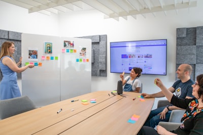 Reemplazo de seguimientos de reuniones por notas de inteligencia artificial en España: Preguntas y respuestas 2026