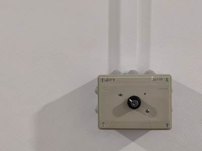 Monitorización de corrosión en tiempo real mediante espectroscopia de impedancia electroquímica adaptativa