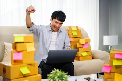 ¿Cómo evolucionan las ventajas de los trabajadores agentes con el crecimiento de la empresa?