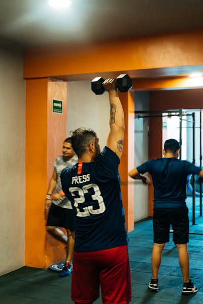Generación primal, juicio dual: autoentrenamiento con escalado en tiempo de prueba