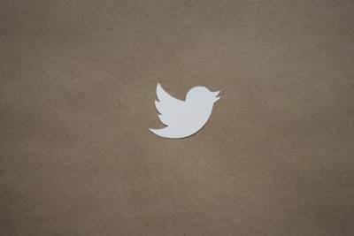 Análisis de Sentimientos en Twitter usando R: Orígenes, Aplicaciones y Estudios de Casos del Mundo Real