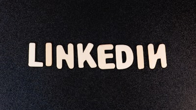 ¿Cómo puede aumentar el compromiso un generador de leyendas para redes sociales?