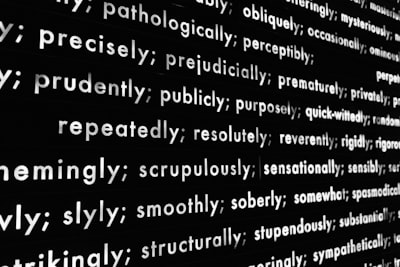 ¿Los modelos de lenguaje de código comprenden los cambios de código para predecir defectos de software a tiempo?