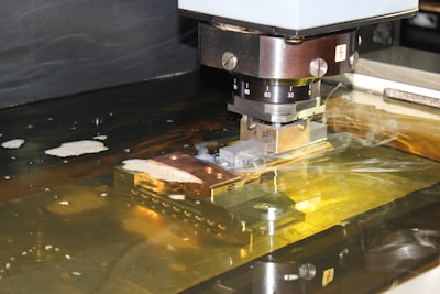 Metallic split-spectrum lens for unobstructed wideband imaging in the visible spectrum
