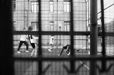 Evaluación y entrenamiento de LLMs mediante predicción entre pares