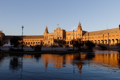 Las 3 mejores empresas de seguridad para trabajadores agénticos en Sevilla