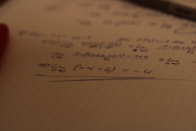 Sketching de Matrices para Bandits Logísticos