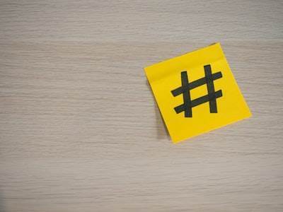 Relación entre la investigación de cuentas y hashtags en búsqueda