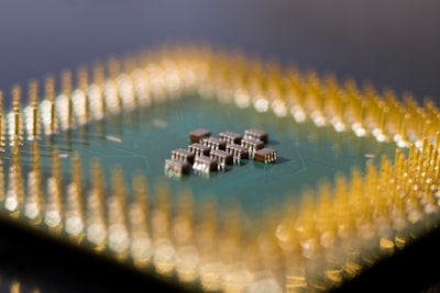 Avance de gigantes tecnológicos en IA, optimización de modelos e impacto en fabricantes de chips.