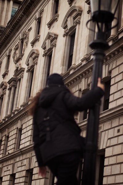 Cómo los corredores de datos pueden fomentar la violencia contra los servidores públicos