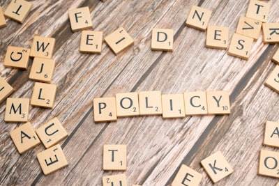Optimización de Políticas basada en el Ganancia de Información para Agentes de Conversación Multihilo con LLM