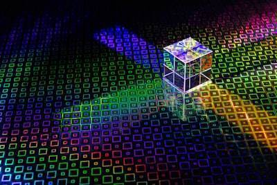 Transmisión adaptativa de hologramas sin pérdida a través de redes predictivas.
